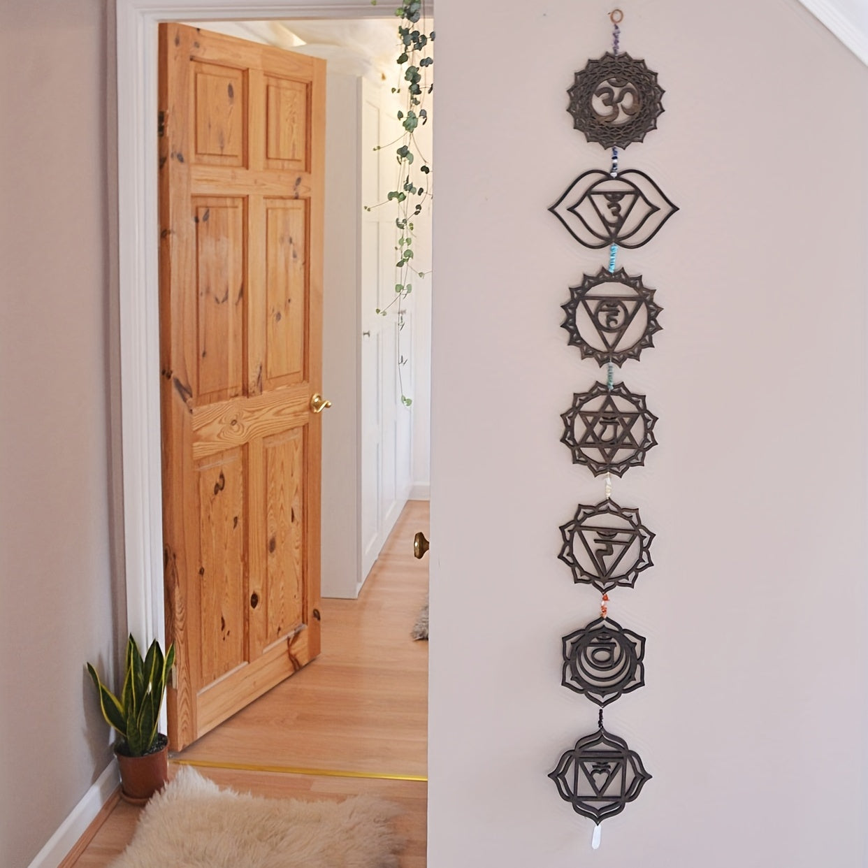 Arte mural de madera con chakras: decoración para salas de yoga